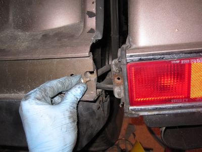 Removing the screw that attaches the right saddlebag to the rear splash guard.
Keywords: 1984;goldwing;gl1200;saddle;bag;splash;guard