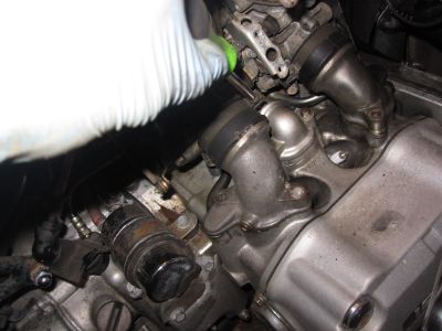Removing the intake pipe boot clamps.
Keywords: gl1200;goldwing;1984
