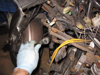 Loosening the fairing bracket so it can be move a little to let the carbs slide past.
Keywords: gl1200;goldwing;1984