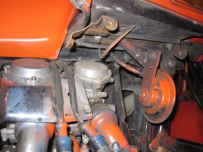 Side cover off.  Maybe if you're going to paint a motorcycle, you might take the bodywork off first...
Keywords: goldwing;gl1200;1987;retard